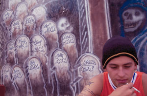 Exportación de muertes: un mural de la ciudad de Guatemala 
recuerda a los pandilleros caídos. Desde que en Honduras y El Salvador 
hay férreas leyes antimara, Guatemala vive cada vez más tiroteos entre 
la policía y las distintas bandas rivales. 